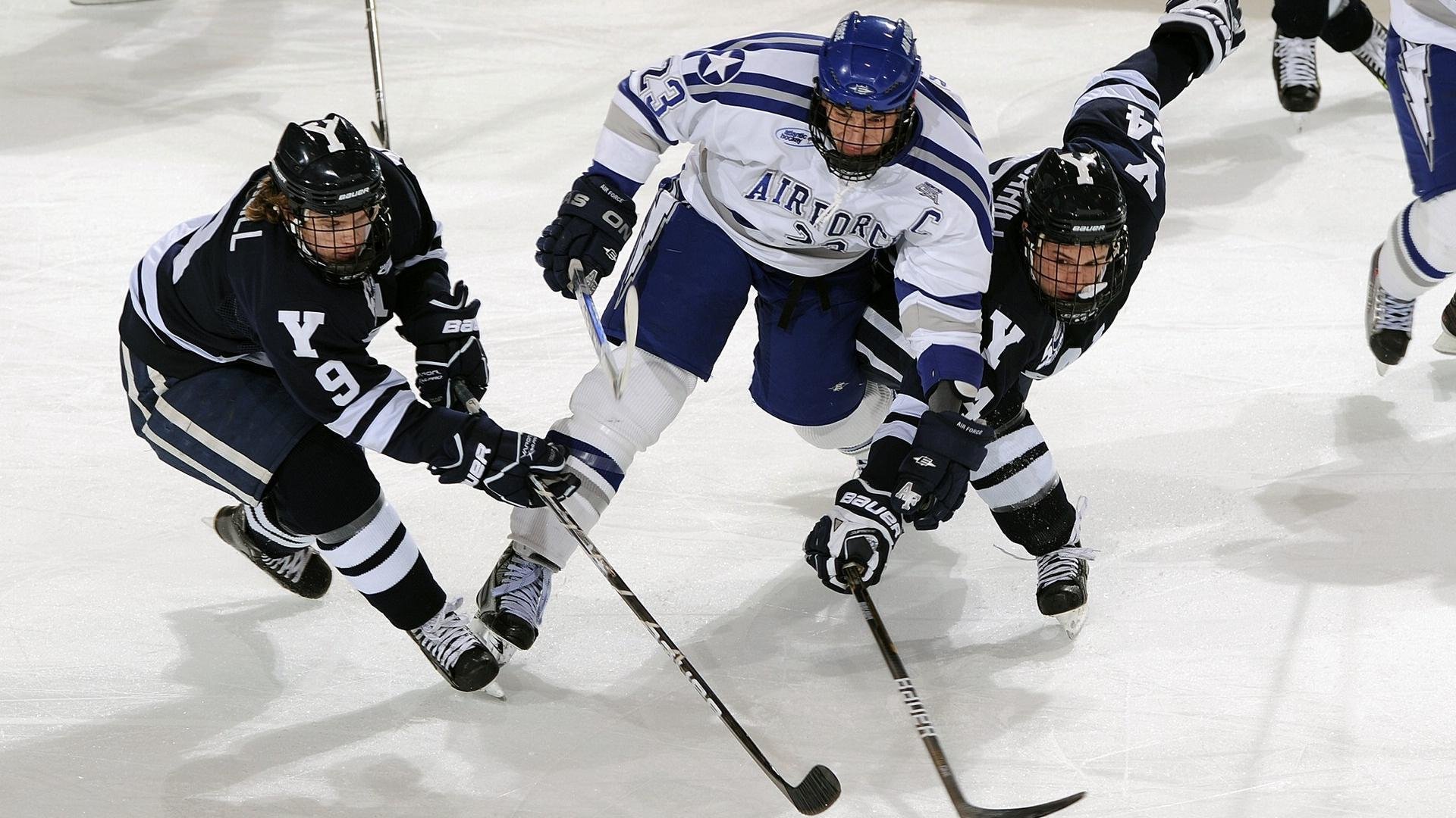 城市夜骑千人活动 集体骑行穿越主干道展示车灯长龙